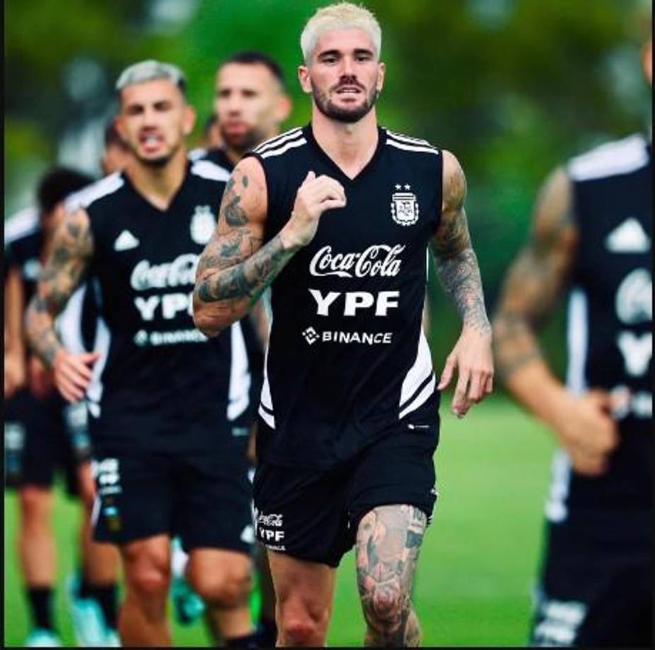 No es la primera vez que el jugador queda ligado a su belleza. Desde hace un tiempo cambió su imagen, comenzó a protagonizar campañas publicitarias, a salir en las portadas de revistas fuera del ámbito del deporte y hasta se platinó el pelo.