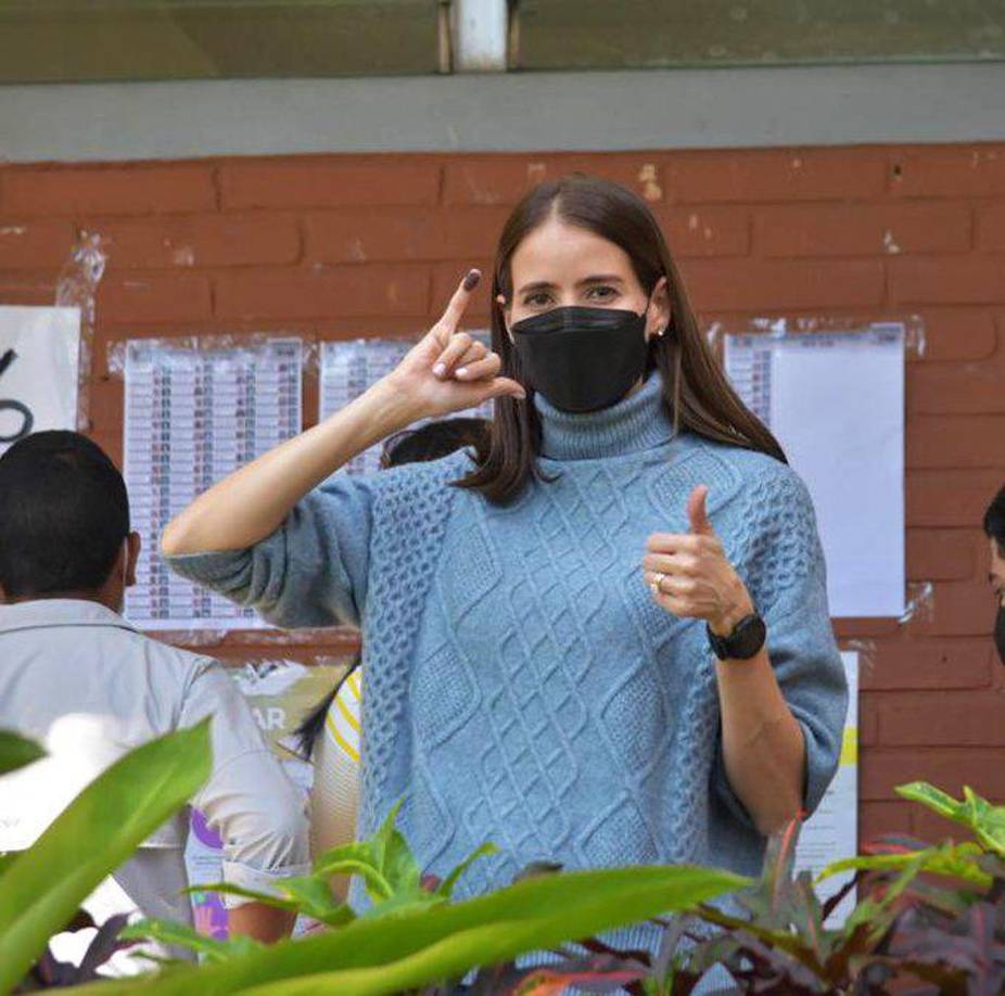 María Andrea Matamoros Castillo, Secretaria de Estado en los Despachos de Transparencia. “Orgullosa de haber votado confiando en Dios que el amor y el respeto por la vida y la democracia prevalecerá en Honduras y este derecho de ejercer el sufragio cada 4 años y elegir autoridades triunfará sobre aquellos que pretenden instalar el socialismo del siglo XXI”, escribió Matamoros Castillo en su cuenta de Twitter. 