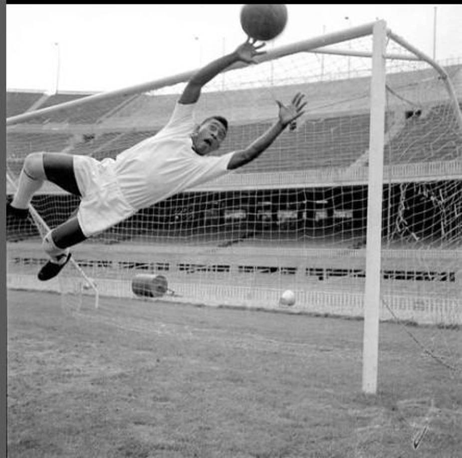 7. Pelé jugó en cuatro ocasiones como portero. La más recordada es la de 1963 en la semifinal de la Copa de Brasil que Santos le ganó 4-3 a Gremio de Porto Alegre con tres goles suyos.
