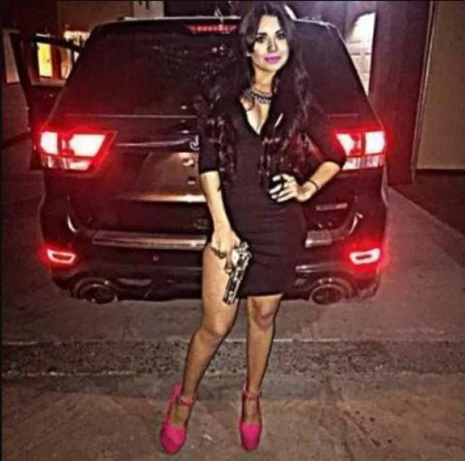 Dentro del grupo especial de La Línea, Sayhra fue entrenada para convertirse en sicaria. Después de completar su proceso de formación, siempre era acompañada por el principal sicario masculino para llevar a cabo las órdenes de los mandos del cártel. Esta escisión de Juárez se destacó por tener entre sus miembros a ex policías municipales y estatales, incluyendo a algunos que habían ocupado puestos de mando en la policía.