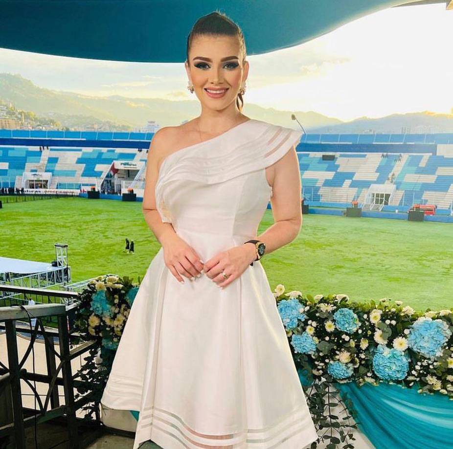 Iveth Bulnes de Canal 11 luce un vestido blanco corte campana.