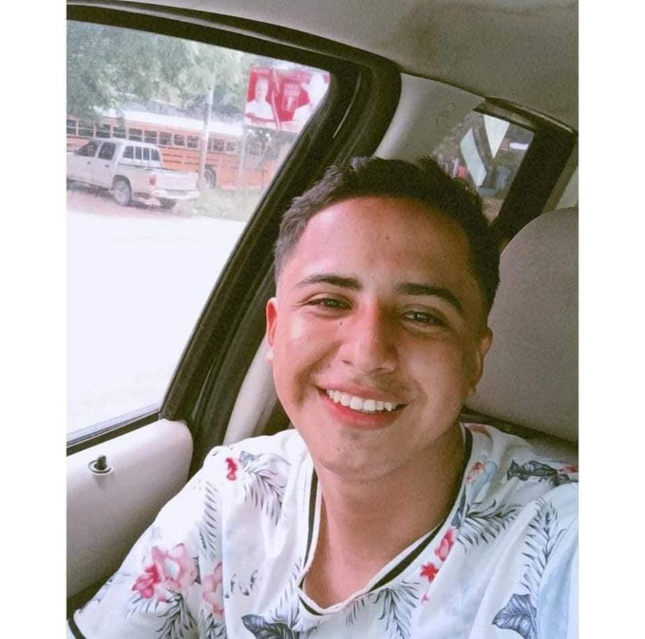 Una de las víctimas, quien conducía una de las motocicletas, fue identificada como Jackson Anthony Méndez, de apenas 18 años.