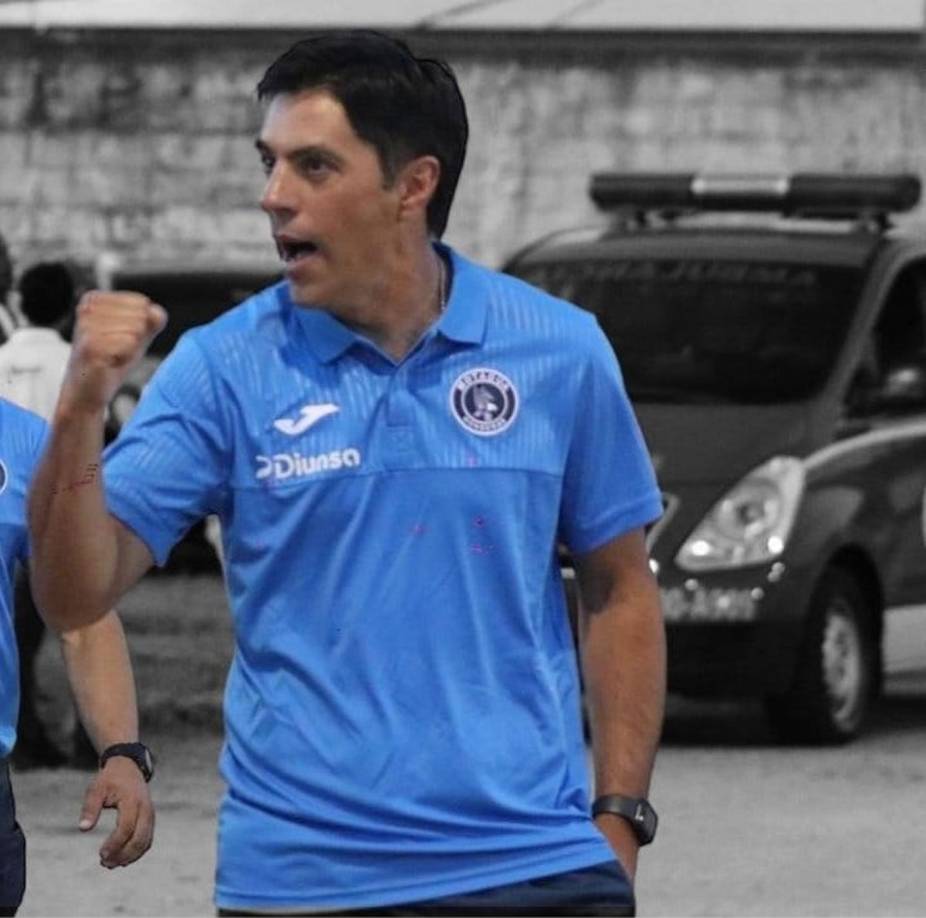 El entrenador argentino César Vigevani celebrando el triunfo de Motagua en su debut en la Liga Nacional.