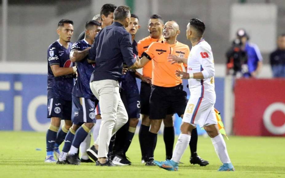 El entrenador del Motagua se descontroló tras ser expulsado e invadió el terreno de juego.