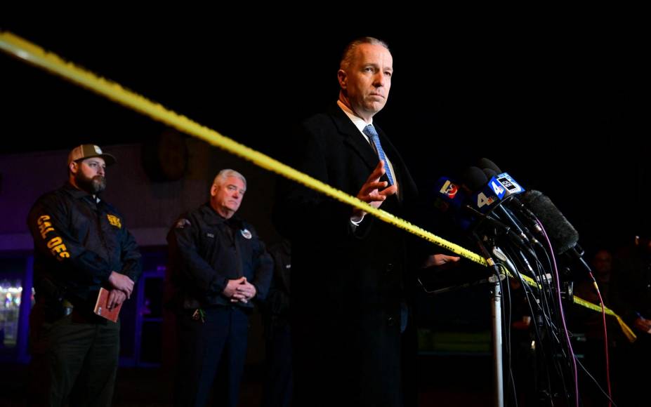 Andrew Meyer, de la oficina del Sheriff del condado de Los Ángeles, indicó a periodistas que policías respondieron a las llamadas de emergencia alrededor de las 22H20 del sábado y cuando llegaron encontraron personas saliendo de la discoteca.