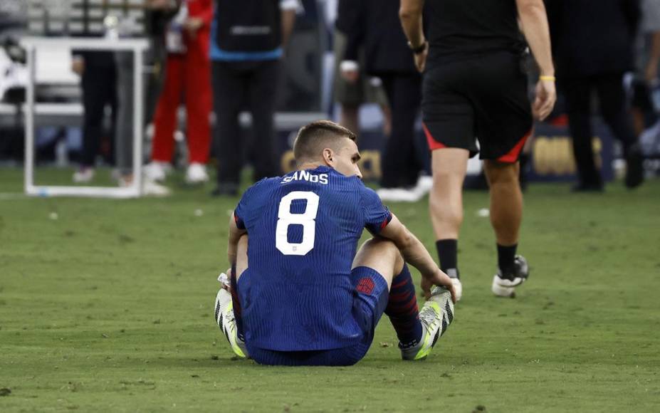 El centrocampista estadounidense James Sands, hundido en el suelo del Snapdragon Stadium tras la eliminación de Estados Unidos.