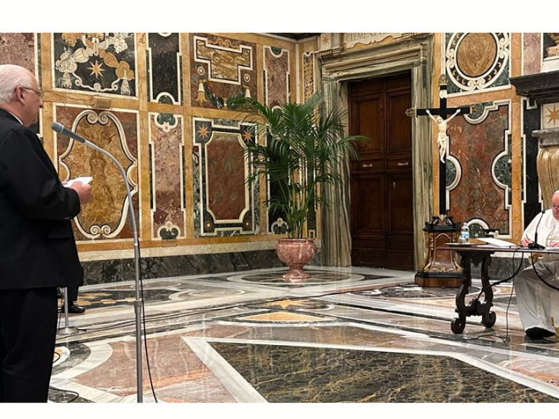 El rector Herrera frente al papa Francisco en el evento.