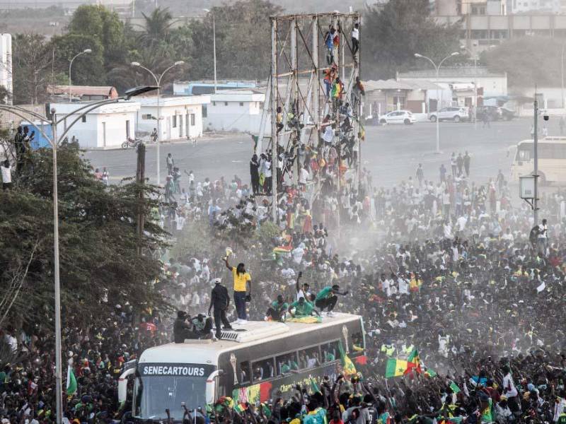 La selección de Senegal fue recibida por una multitud de personas.