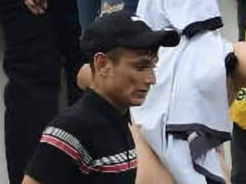 Wilson Ariel Pérez Hernández, de 21 años, agredió a una agente policial en los disturbios ocurridos el domingo en el Estadio Olímpico de San Pedro Sula, tras disputada la final del fútbol hondureño entre Real España y Motagua. Fotografía: Opsa.