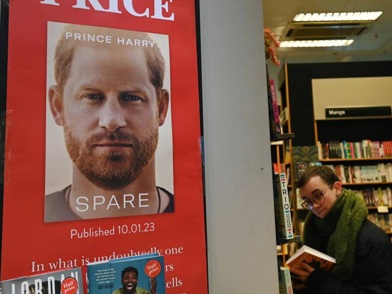 El libro de memorias del príncipe Harry saldrá a la venta este martes en todo el mundo, tras filtrarse gran parte de su contenido en redes sociales.