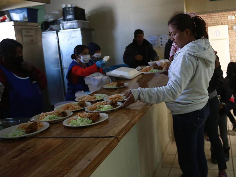 Decenas de migrantes han obtenido trabajo mientras permanecen en albergues en Ciudad Juárez.