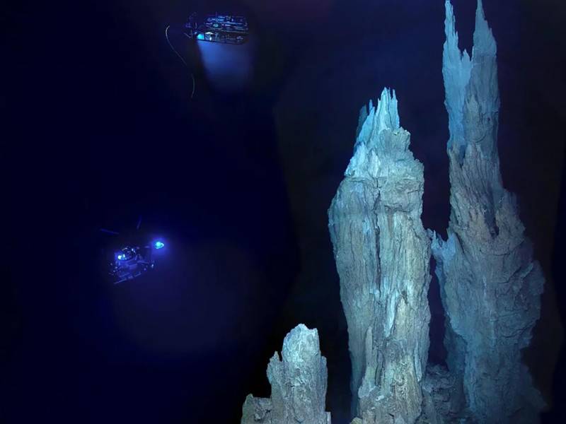 Chapiteles de piedra en la “Ciudad Perdida”, un sitio en el Atlántico Medio junto a una fuente termal.