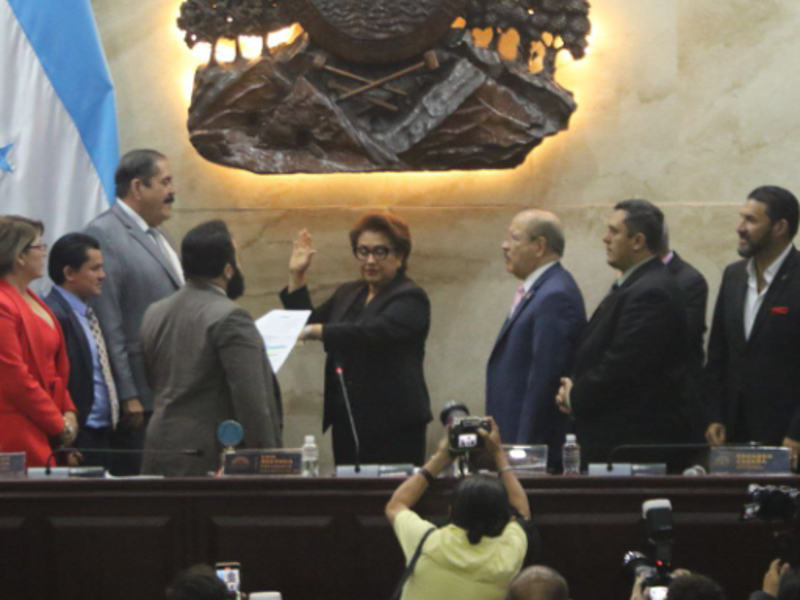 Rebeca Raquel es juramentada como presidenta del Poder Judicial.