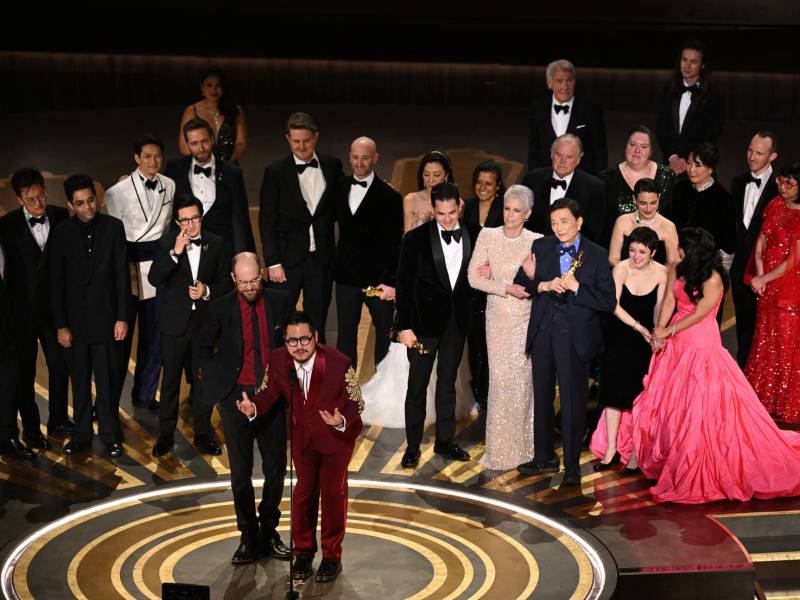 Los directores Daniel Kwan y Daniel Scheinert junto al elenco de la película.