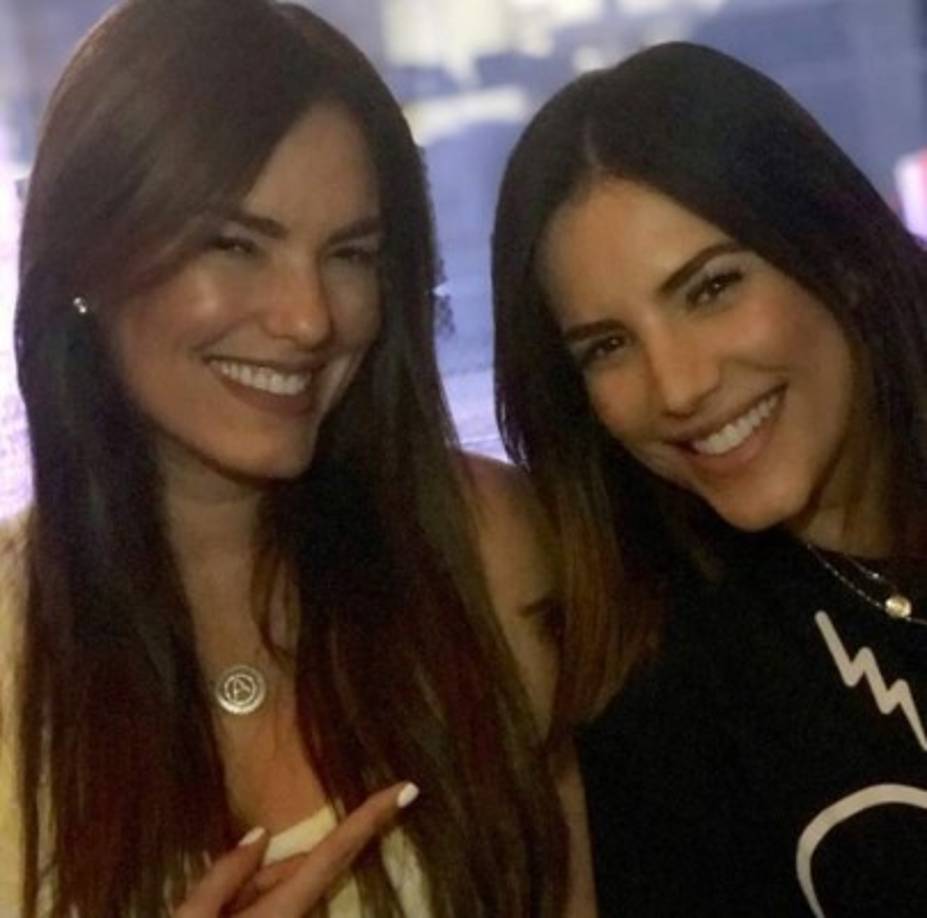 Al verlas en fotografías es difícil poder distinguir quién es quién. Ambas son muy guapas y tienen casi la misma estatura y contextura.