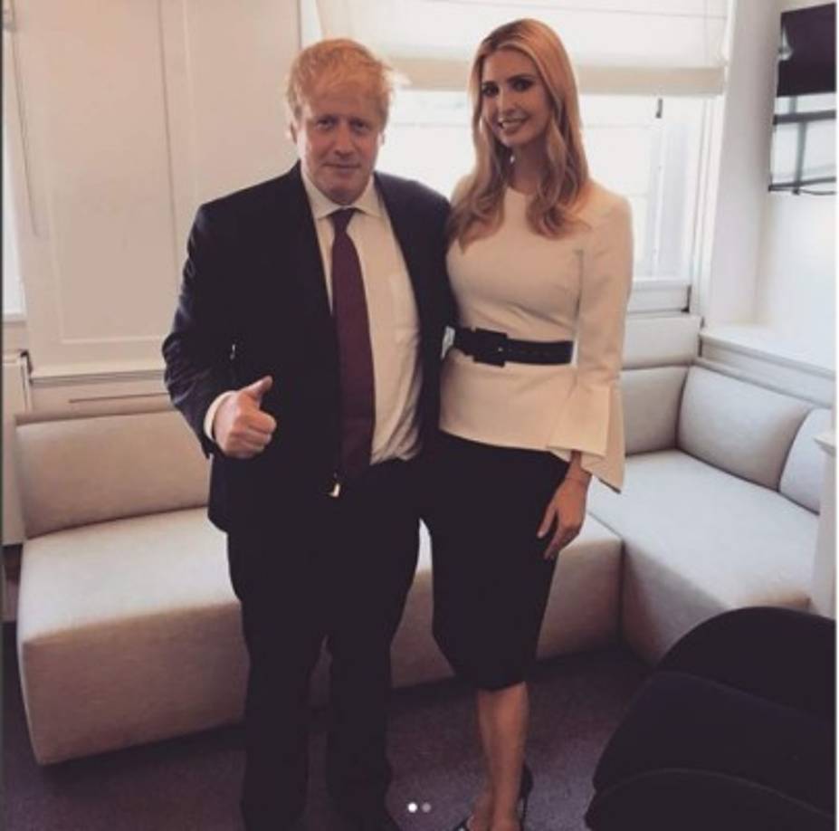 Boris Johnson es un periodista y político británico. Nació el 19 de junio de 1964 en Nueva York, Estados Unidos. Es hijo de Stanley Johnson, ex miembro conservador del Parlamento Europeo y empleado de la Comisión Europea y del Banco Mundial, y de la pintora Charlotte Fawcett.<br/><br/>En la imagen, Johnson junto a Ivanka Trump, hija del presidente estadounidense, Donald Trump.