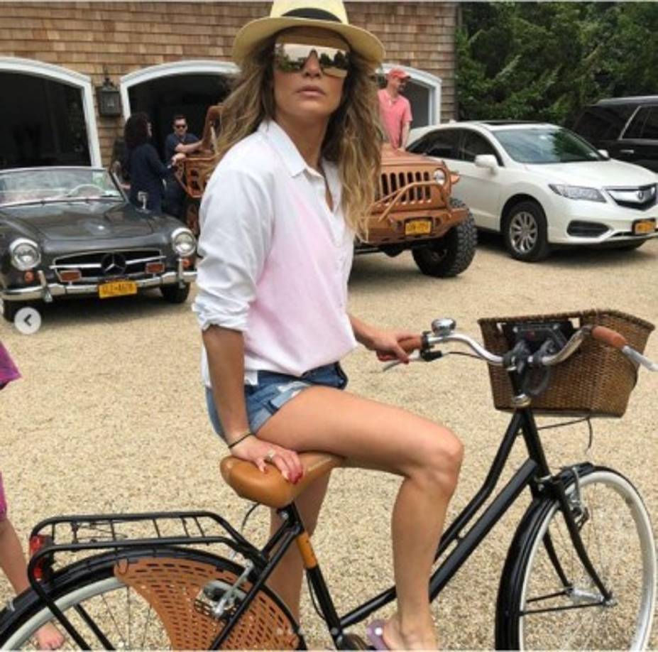 Alex, quien lleva ya casi más de dos años con la cantante, derrochó amor en las redes.<br/><br/>'Un 24 de julio de 1969 nació una niña común en un barrio como cualquier otro, a los 5 años es una niña pequeña cantaba y bailaba en la escuela, ella jugaba fútbol y diferentes actividades que la hacían tan especial.' comienza Rodríguez en un segundo mensaje publicado en Instagram.<br/>