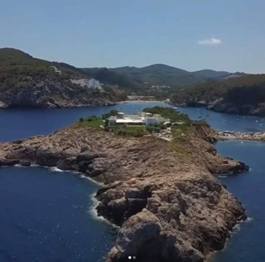 Fábregas y Semaan se casaron, según publicaron ellos mismos en las redes sociales, el pasado 15 de mayo en un hotel del centro de Inglaterra en una ceremonia íntima.