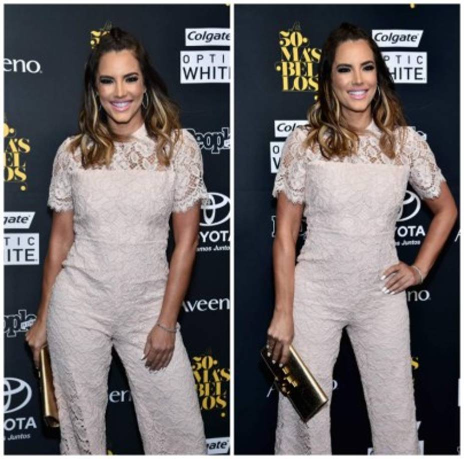 La actriz y animadora Gaby Espino en un jumpsuit blanco.