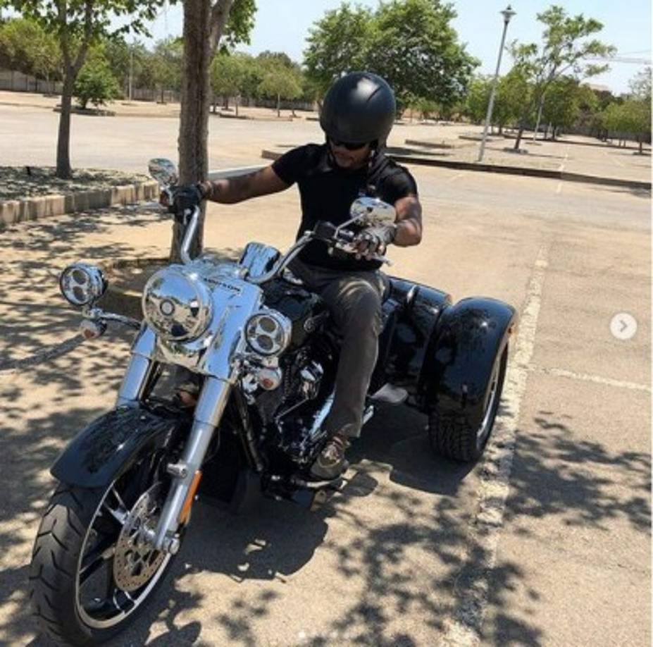 La funeraria calificó de 'daño malicioso' el que recibió la compañía. Pero al parecer al pastor no le importa lo que ellos dicen, pues sigue disfrutando de sus lujos como esta motocicleta.