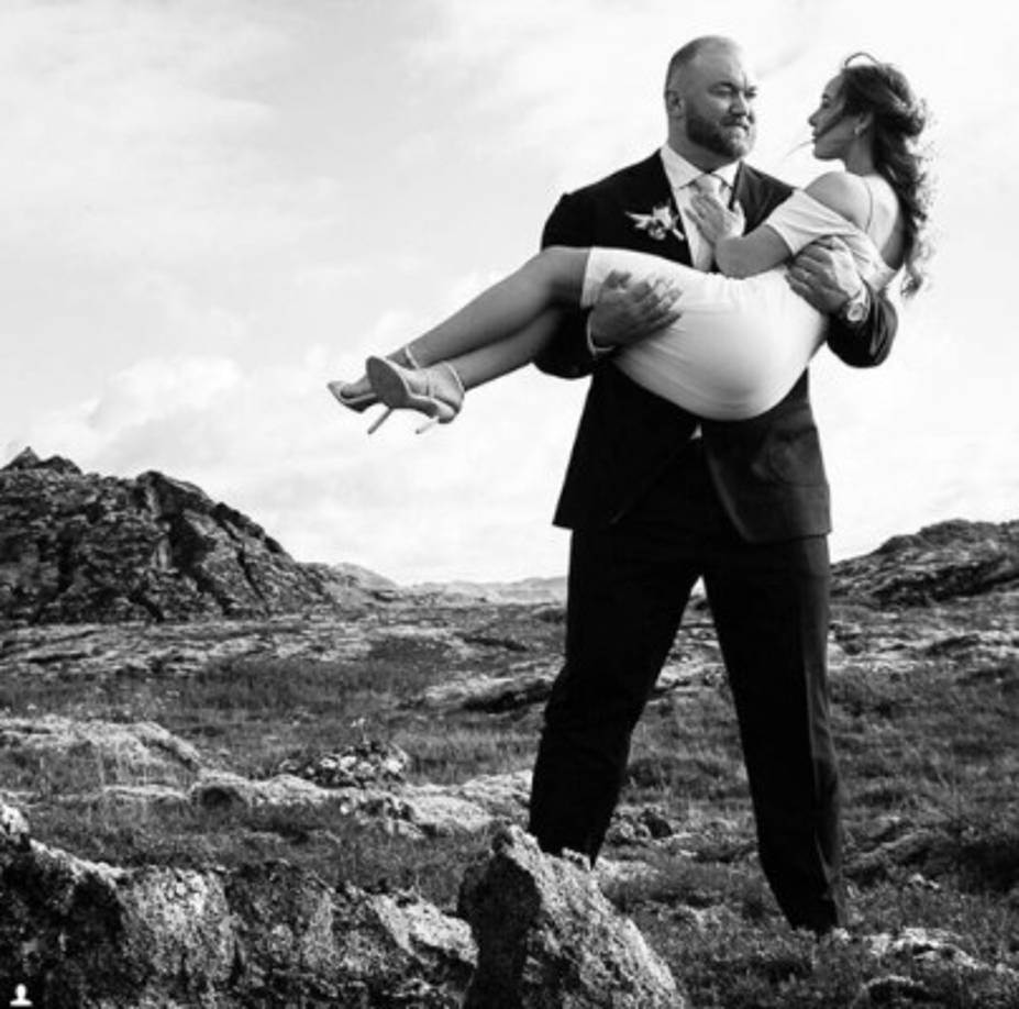 El actor que personificó a 'La Montaña' en la serie de HBO, se casó con Kelsey Henson, con quien tenía una relación desde hace un año.