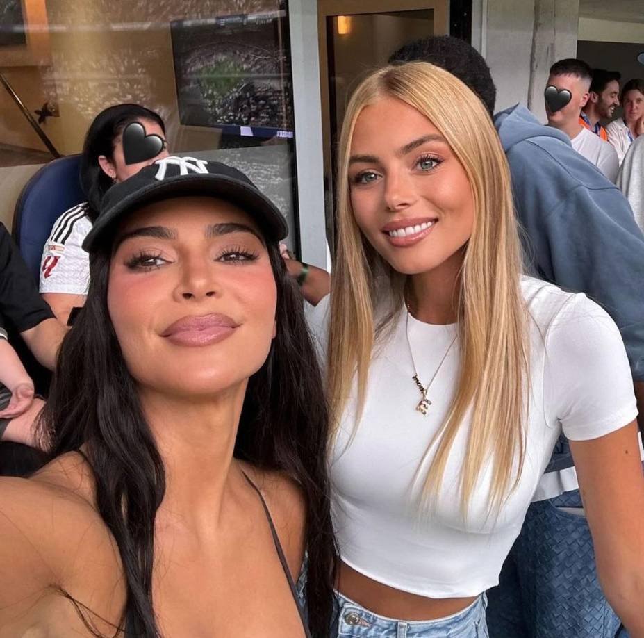 Kim Kardashian también se sacó una selfie con Mishel Gerzig, novia del portero belga Thibaut Courtois del Real Madrid.