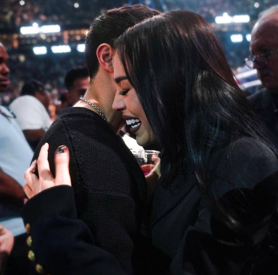 La joven cantante subió al cuadrilátero y cautivó con su melodiosa voz al entonar las sagradas notas del himno mexicano a más de 20 mil asistentes del T-Mobile Arena en Las Vegas.