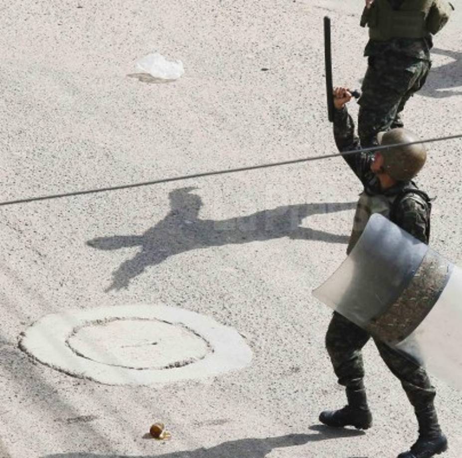 La Policía Militar y la Policía Nacional tuvieron que intervenir para que la pelea entre ambas barras no siguiera.