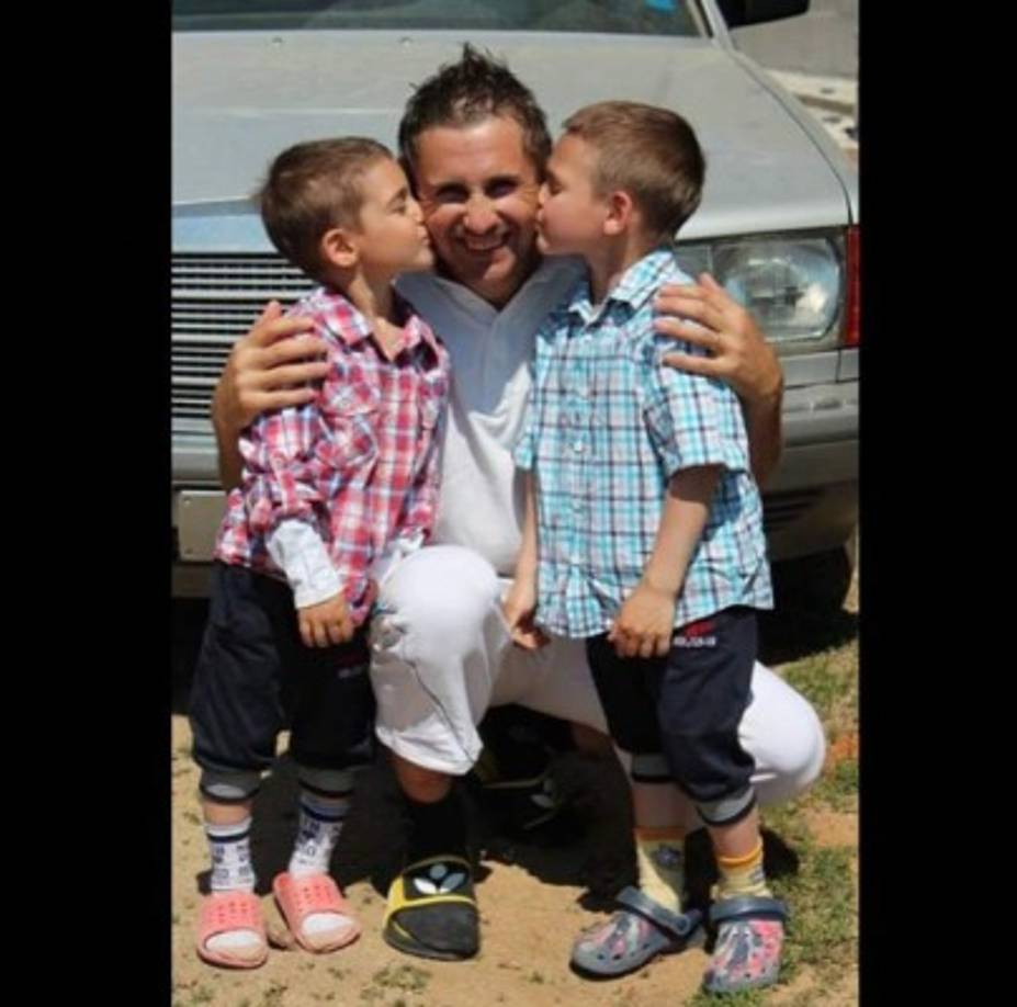 En compañía de su padre y hermano.