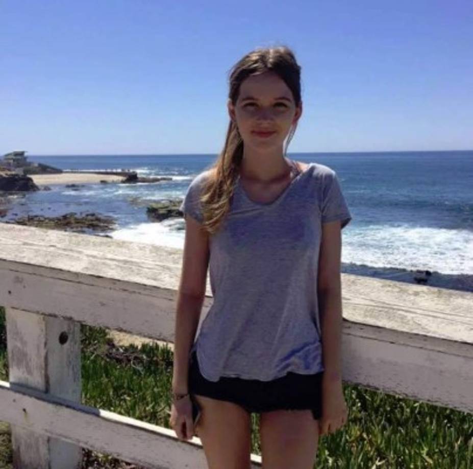 El tiburón nadó en dirección hacia la joven y comenzó a atacarla, otros dos escualos aparecieron casi de inmediato y se unieron al salvaje ataque.