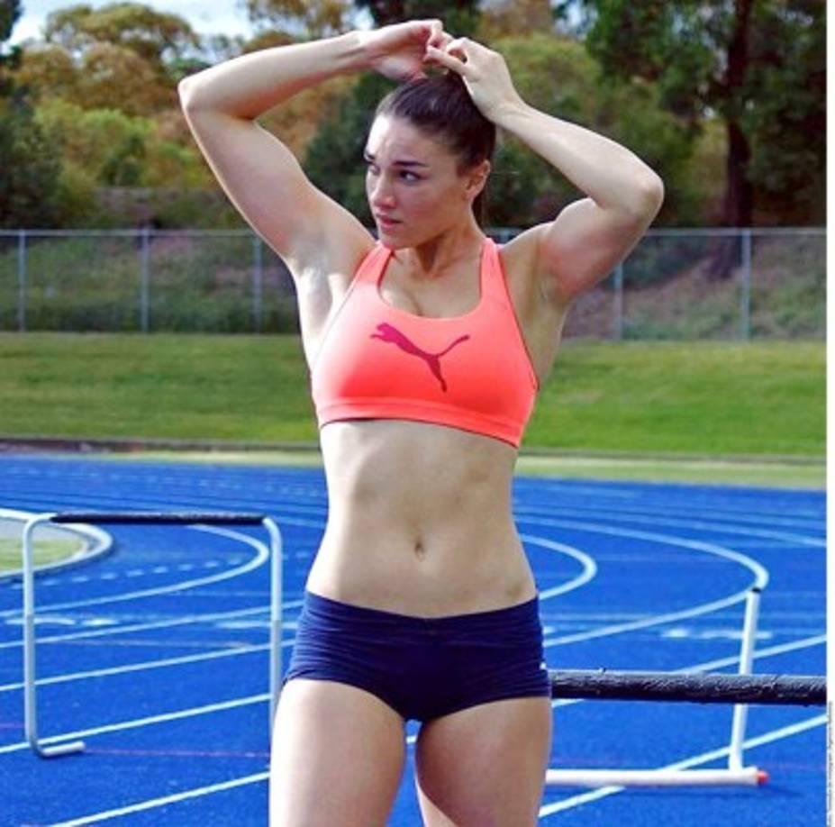 En 2010 Michelle Jenneke se volvió una sensación en Internet por su coqueto y juguetón baile de calentamiento antes de una carrera en los Juegos Olímpicos de la Juventud.