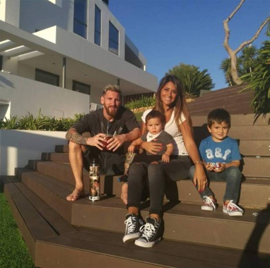Un sábado en familia luego de un gran triunfo con su equipo. De regreso a su casa, los Messi disfrutaron del día soleado con mates en el parque. (17 de septiembre 2016).