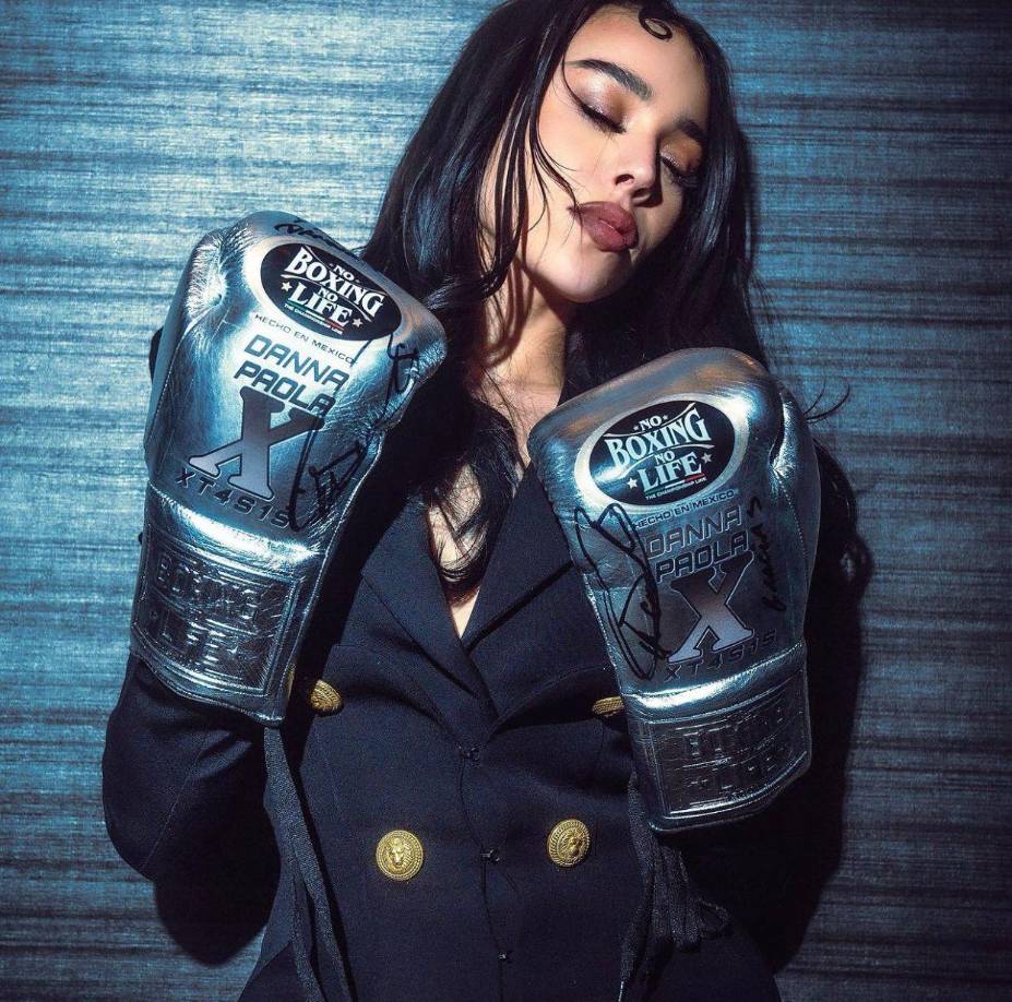 Cabe mencionar, que la intérprete de “Sodio” no solo se ganó la ovación de Anahí, también se ganó el corazón de millones de personas que sintonizaron la pelea del boxeador Saúl “Canelo” Álvarez.