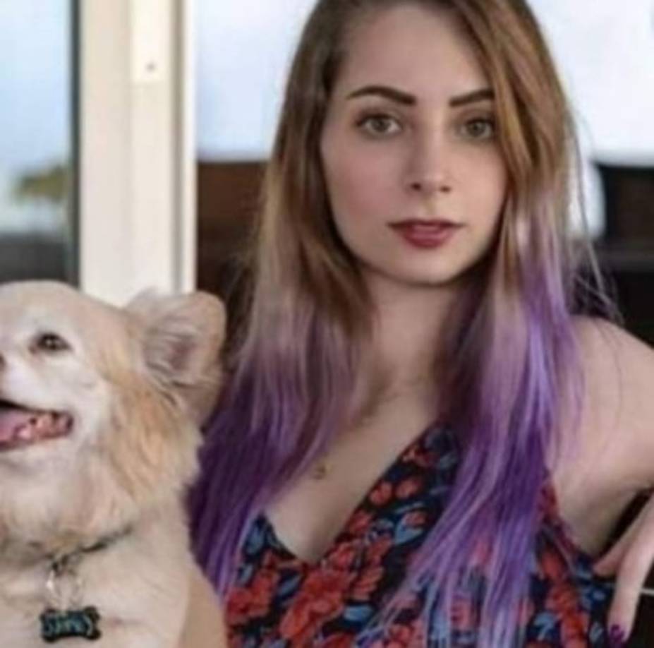 En dicha grabación se observaba de forma explícita cómo la joven de 16 años se encuentra en estado de ebriedad mientras cuatro hombres le introducen una botella de champán por la vagina.