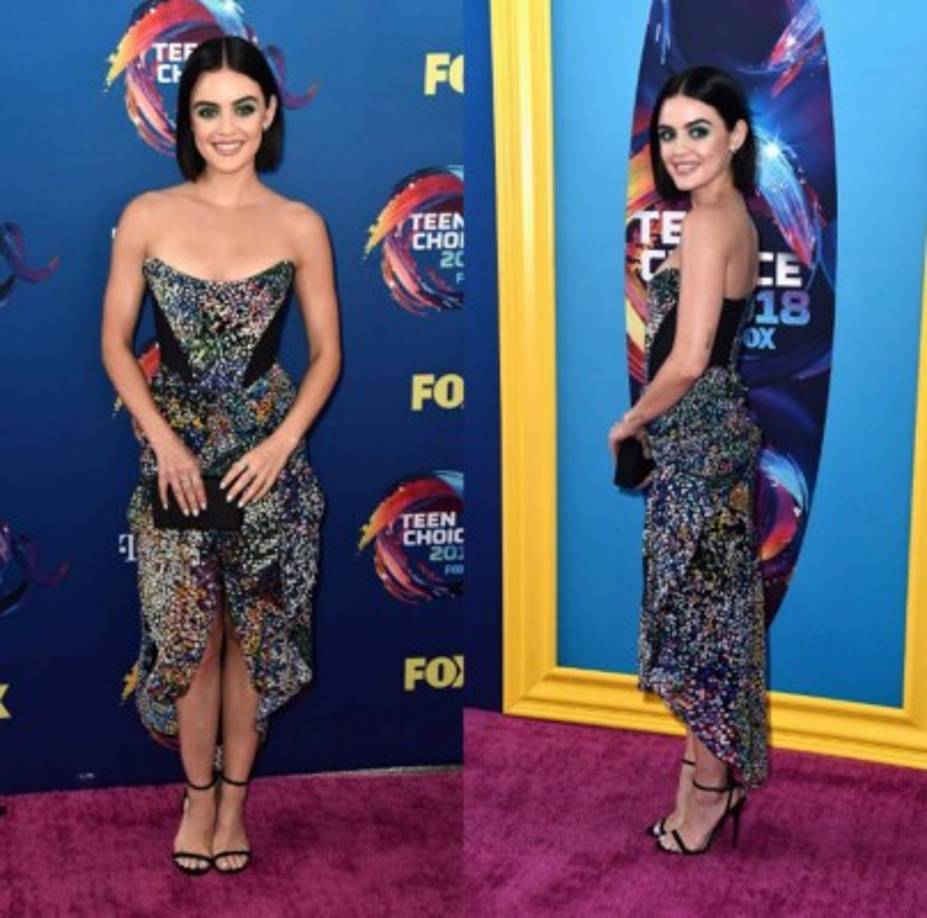 La actriz Lucy Hale en un vestido muy juvenil pero elegante.<br/>
