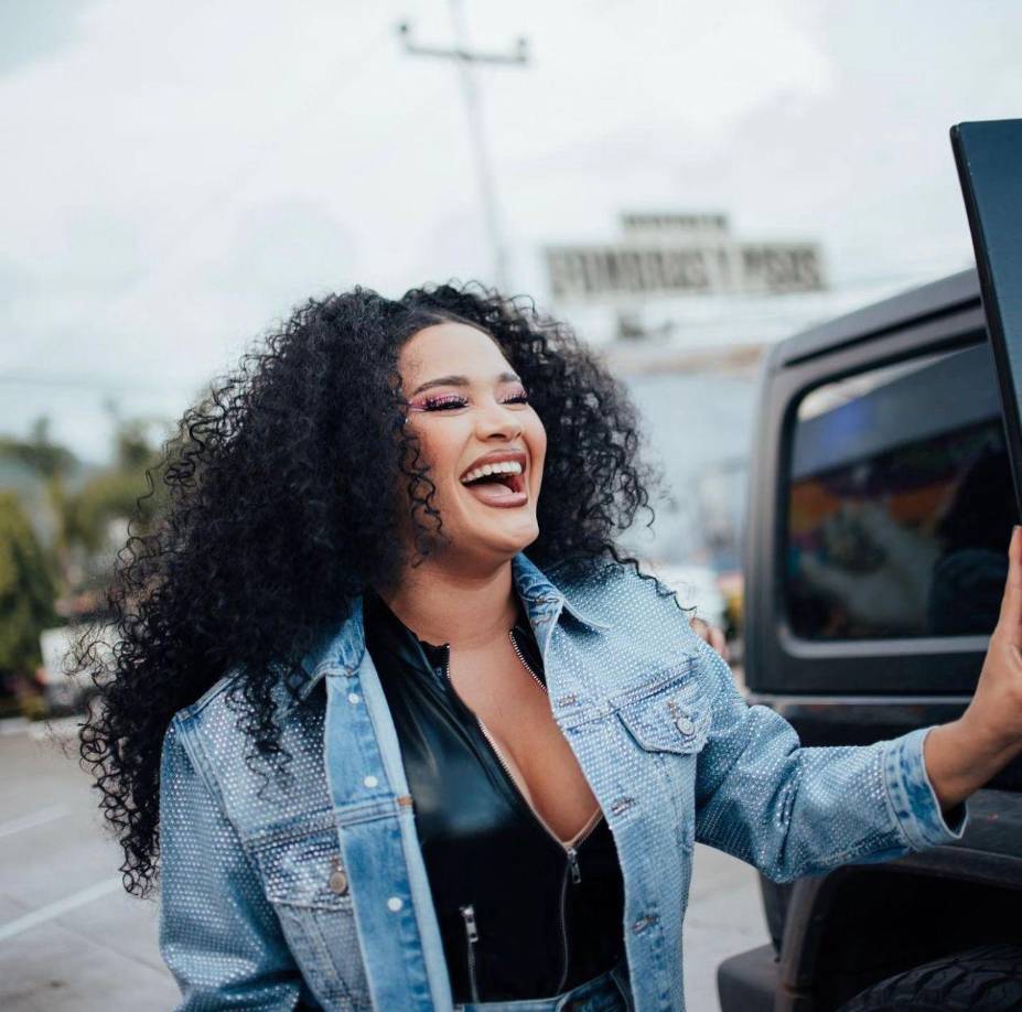 Pese a varias polémicas en la que se ha envuelto la artista Cesia Sáenz, la hondureña sigue en ascenso con su carrera musical en México tras ganar el primer lugar en La Academia México.