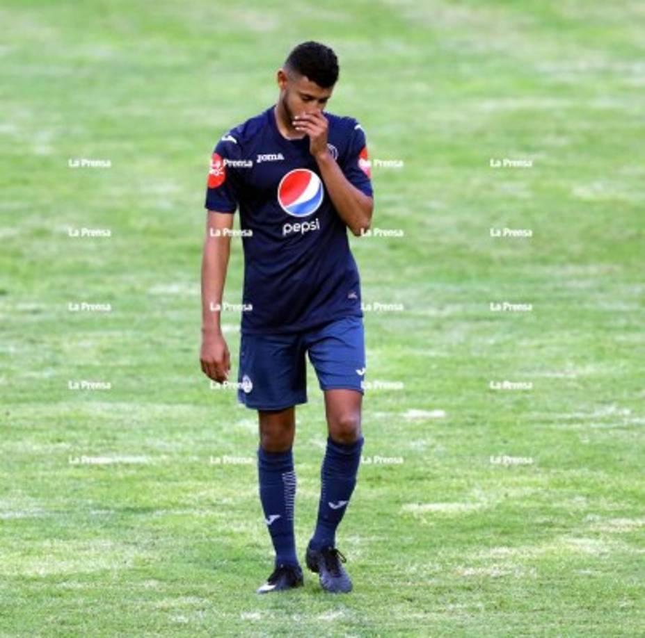 La tristeza de Marcelo Pereira al final del partido por el autogol que marcó que le dio el empate a Olimpia 2-2 ante Motagua.
