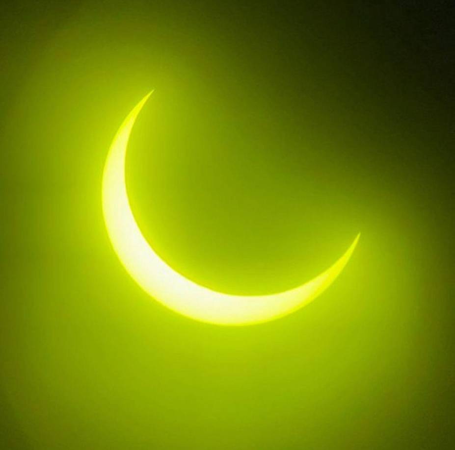 Una de la razón principal radica en la afluencia masiva de personas que se dirigirán a las áreas donde el eclipse será visible en su totalidad y ante ese aumento repentino en la población, combinado con el deseo de compartir el momento en tiempo real a través de las redes sociales, podría sobrecargar las infraestructuras de telecomunicaciones locales.