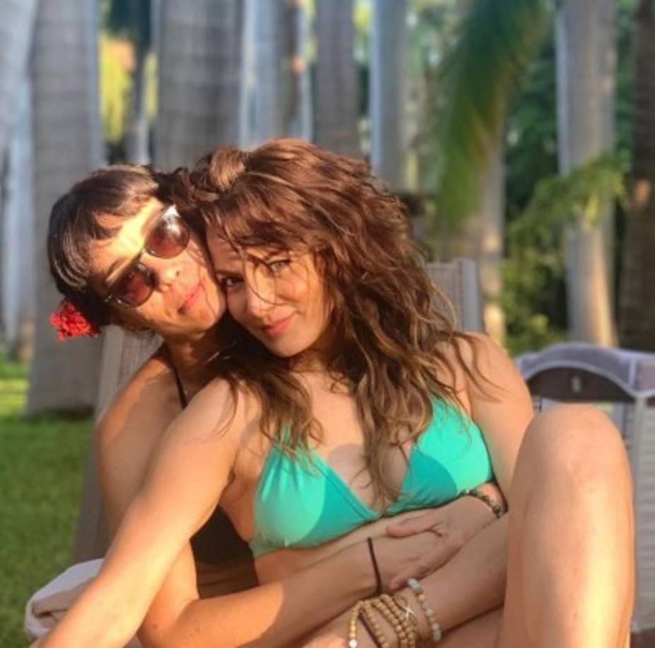 “Ella es @Karbailando y nos amamos”, fue el breve pero polémico texto con el que la estrella de telenovelas “Mi corazón es tuyo” y “Cuando seas mía” decidiera revelar su homosexualidad o bisexualidad, no se podrá poner una etiqueta predeterminada hasta que ella lo confirme.