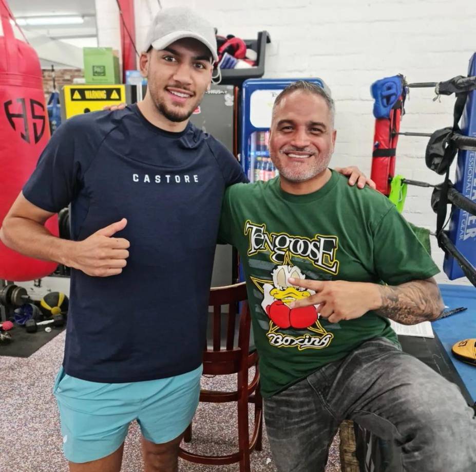 La vida de Ricky Fúnez es una historia de superación en un mundo tan difícil como el boxeo donde ha logrado hacerse un lugar en la élite del pugilismo en California tras pasar por las pandillas, vender drogas y utilizar armas.