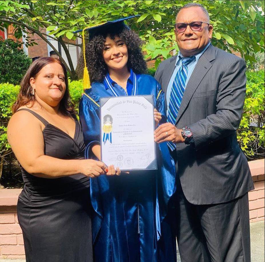 Es Licenciada en Ciencias de la Comunicación, egresada de la Universidad de San Pedro Sula (USAP). 