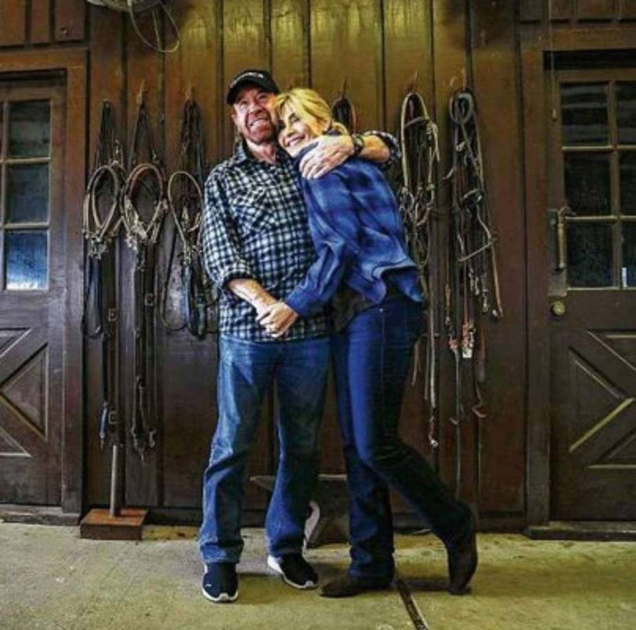 En 2013 el actor Chuck Norris abandonó su carrera artística para dedicarse a cuidar a su esposa, quien sufre una grave enfermedad.<br/><br/>Según el diario El Pais (España) el actor de acción tuvo que abandonar su carrera después que su esposa recibiera una inyección de gadolinium que la dejó sufriendo dolores terribles.<br/>