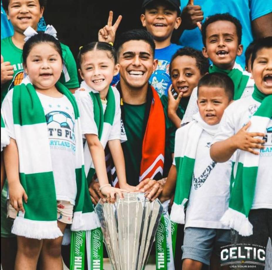 Y no perdió la oportunidad para tomarse fotografías con los pequeños con los que compartió en Estados Unidos. 