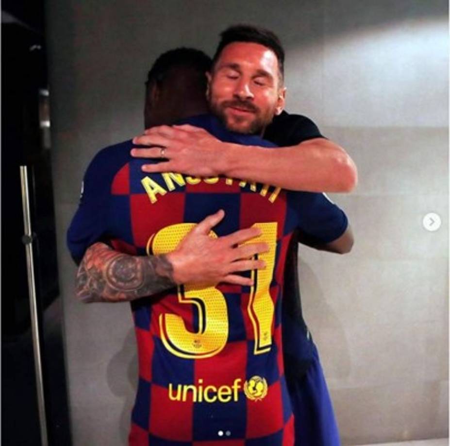Una vez acabado el partido Messi fue a felicitar a los jugadores al vestuario del Camp Nou y posteriormente colgó un emotivo mensaje en las redes sociales dedicado a la cantera.<br/><br/>'Gran partido de todos, 3 primeros puntos en @laliga y muy feliz por ver a los chicos de la casa cumpliendo sus sueños de llegar al primer equipo y de marcar en el Camp Nou en partido oficial', escribió Leo en su cuenta de Instagram, junto a unas fotografías en las que se le veía abrazándose a Ansu Fati y otra de Carles Pérez, celebrando el gol. Un abrazo especial.