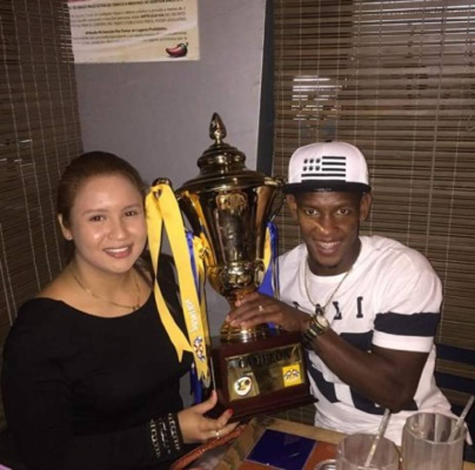 Kathleen Janeth Almandárez es la esposa del atacante Romell Quioto. Esta pareja se casó hace dos años y son padres de una niña.