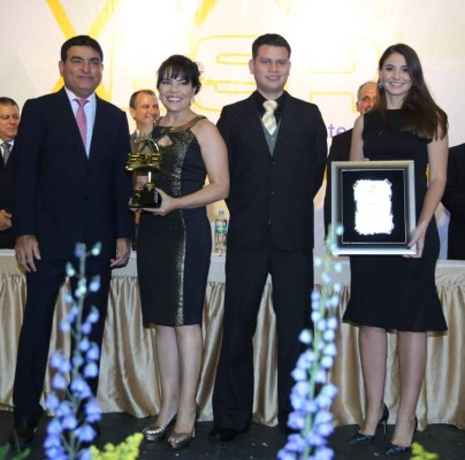 Yusuf Amdani, Xiomara Wu, Edwin Mendoza e Isabella Larach.