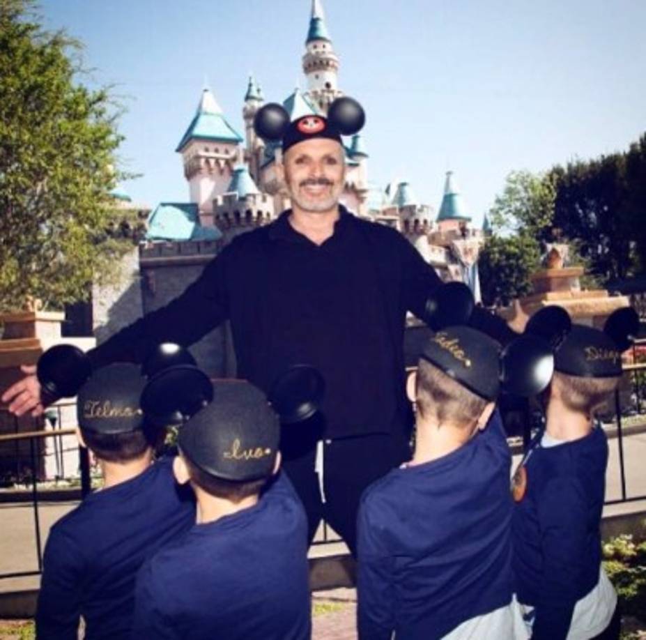 Miguel Bosé tiene cuatro hijos gracias a la gestación subrogada. En 2011 nacieron sus gemelos Diego y Tadeo, y dos años después, tuvo nuevamente mellizos a los que llamó Ivo y Telmo.