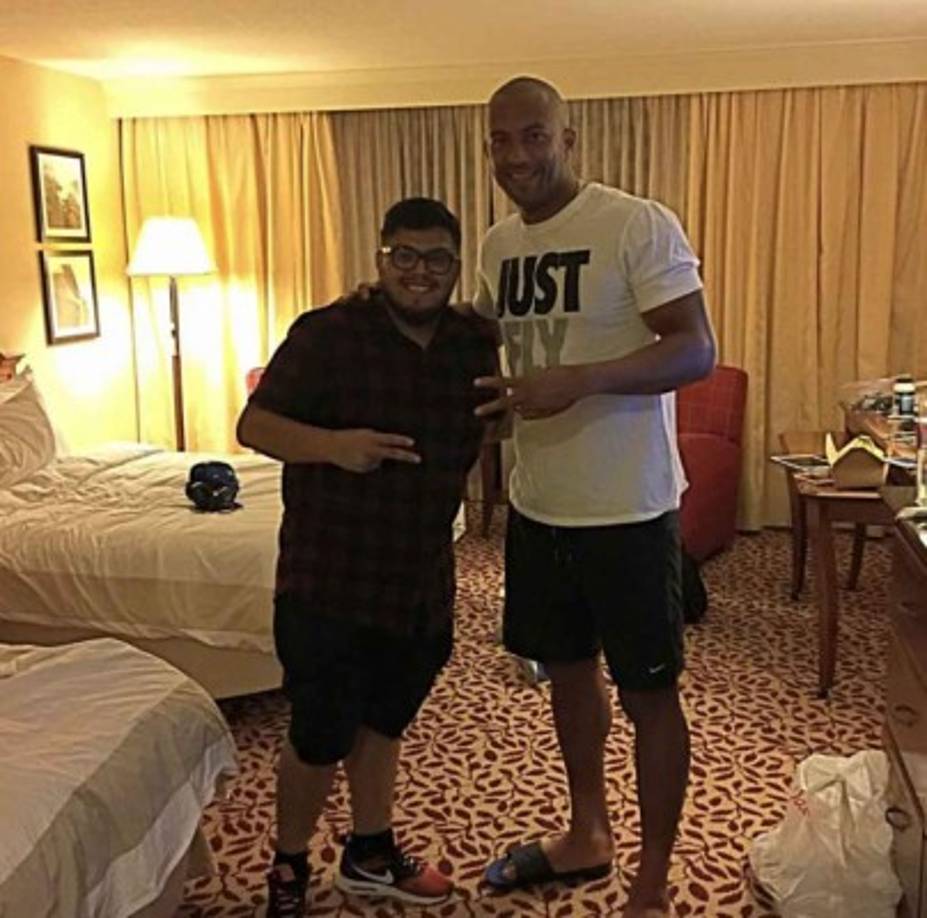 El Sporting Kansas City, equipo de la MLS donde actúa Roger Espinoza cuenta dentro de sus modernas instalaciones con una barbería para sus atletas, los cuales son atendidos por el hondureño Kilver Martínez, el barbero oficial del club.