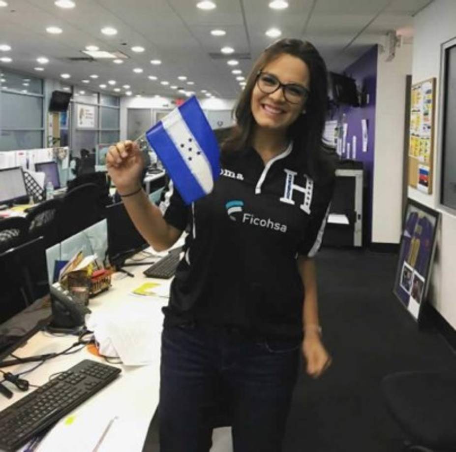 La guapa periodista Carmen Boquín, que trabaja para BeINSports USA, le mandó su apoyo a la Selección de Honduras desde Estados Unidos.
