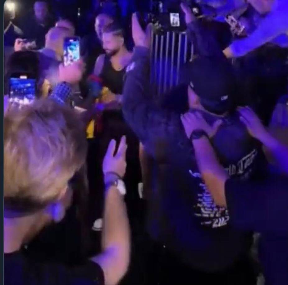 En un video difundido por algunos usuarios de redes sociales, se puede apreciar el momento en que Maluma es acosado sexualmente.